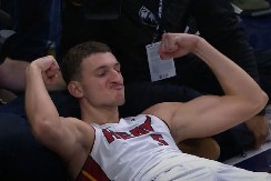 KAD JE TEŠKO - JOVIĆ! Srbin počeo da rešava utakmice, ostavio celu Ameriku u šoku (VIDEO)