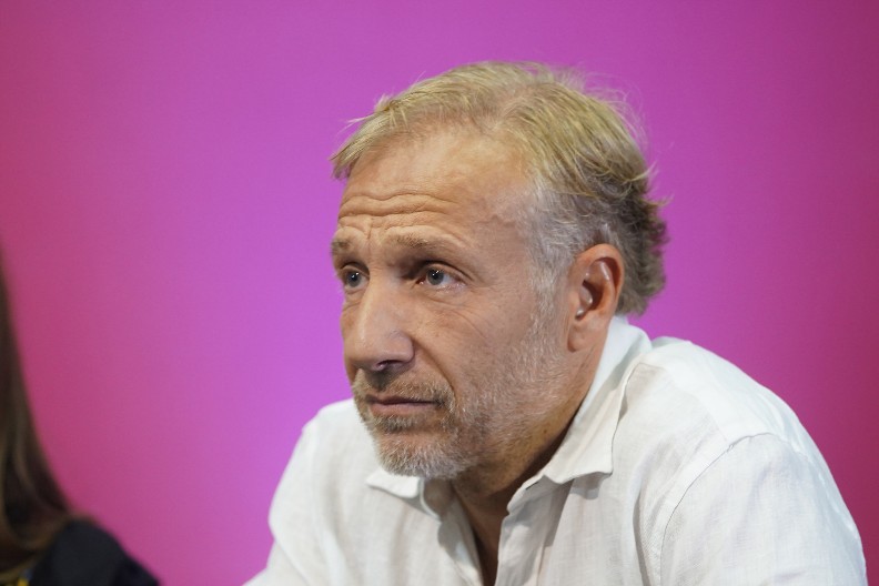 Žuti ološ Milan Kalinić pretukao devojku!