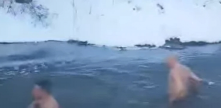 KUPANJE U LEDENOJ RECI NE PREDSTAVLJA PROBLEM Dvojica momaka zaronili duboko i pokazali hrabrost ( VIDEO)