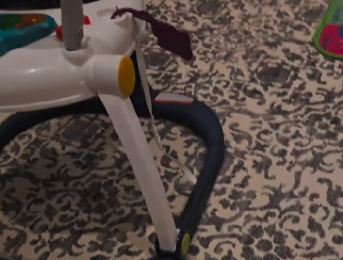 OTROVNA ZMIJA SE PRIŠUNJALA, RODITELJI BEBE PRETRNULI OD STRAHA "Sve je tiho u ovoj kući..." (VIDEO)