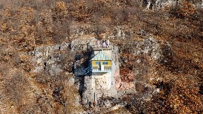 "NEMA TEMELJE, NE MOŽE SE SRUŠITI" Majstor Mika (70) živi u kući koja lebdi u vazduhu