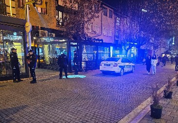 KRV PO ULICI, TINEJDŽER IZBODEN NOŽEM U TUČI:  Horor u ulici 28. novembra u Novom Pazaru