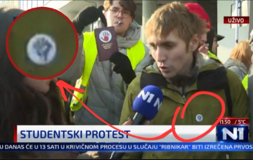 "STUDENTI" PONOSNO NOSE SIMBOL ZLOGLASNE OBOJENE REVOLUCIJE KOJU SRBI PAMTE PO NASILJU, HAOSU I PLJAČKI!