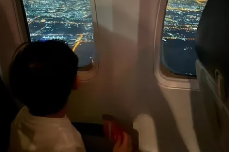 POSLEDNJE FOTOGRAFIJE DEČAKA (3) IZ AVIONA SMRTI Srećno je gledao kroz prozor, to mu je bilo prvo i poslednje putovanje