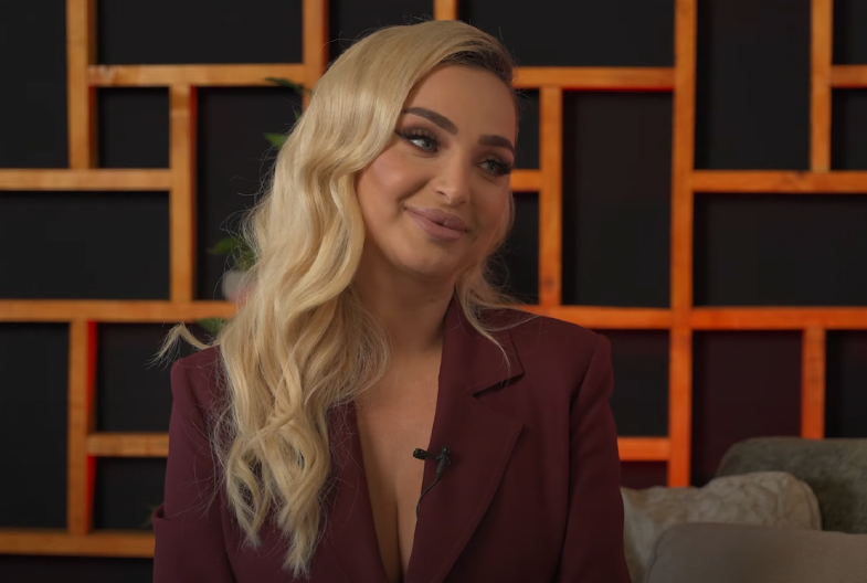 SKINULA HALJINU DA BI POKLONILA DEVOJCI IZ PUBLIKE! Neverovatan gest Maje Berović na nastupu u Nemačkoj!