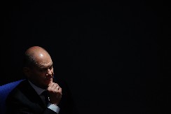 ZEMLJA U JOŠ DUBLJOJ KRIZI  Šolc više nije kancelar, izglasano nepoverenje - izbori u februaru