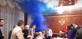 HAOS U SKUPŠTINI CRNE GORE: Bačena dimna bomba (VIDEO)
