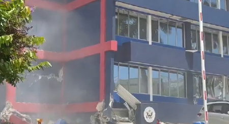 PRVI SNIMCI KATASTROFE, POGLEDAJTE NA ŠTA LIČI AMERIČKA AMBASADA! Ostrvsku zemlju pogodio zemljotres, ima mrtvih (FOTO/VIDEO)