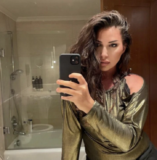 ĆERKA ŽELJKA JOKSIMOVIĆA NE SKIDA OSMEH S LICA! Mina cela u šljokicama stigla na gala proslavu (VIDEO)