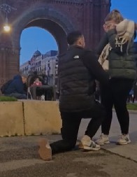 OSMISLIO JE SAVRŠENU VERIDBU, A ONDA JE USLEDIO PAKAO Zaprosio devojku, ali prišunjao im se nepoznati muškarac i sve upropastio! (VIDEO)