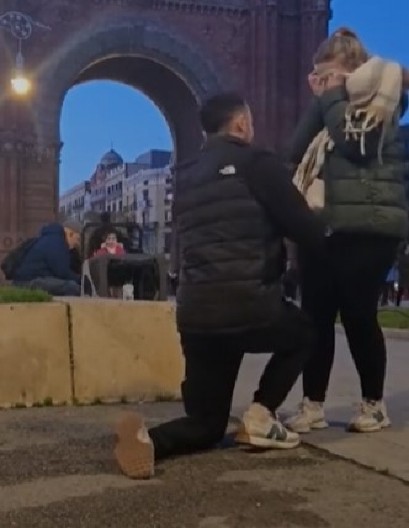 OSMISLIO JE SAVRŠENU VERIDBU, A ONDA JE USLEDIO PAKAO Zaprosio devojku, ali prišunjao im se nepoznati muškarac i sve upropastio! (VIDEO)