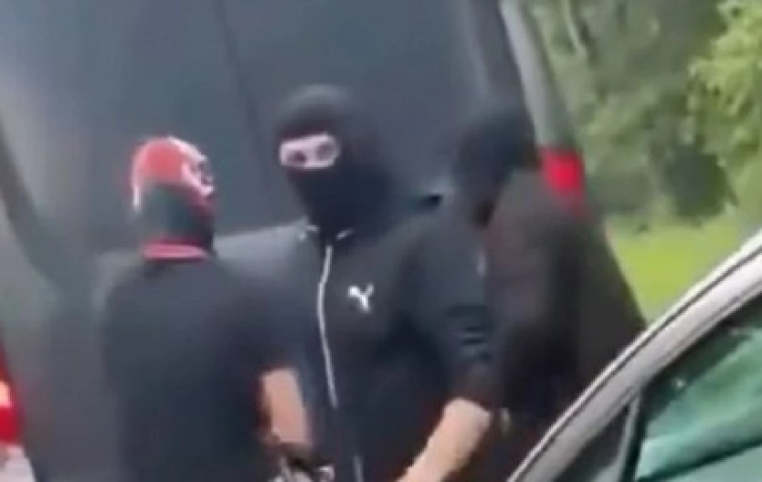 ''BOŽE, SAČUVAJ ŽENE OD OVAKVIH MUŠKARACA'' Šokantna prosidba postala hit na mrežama, devojka vrištala od straha! (VIDEO)