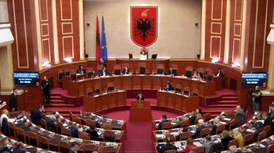 HAOS U ALBANSKOM PARLAMENTU Opozicionar u Tirani napravio skandal, sednica PREKINUTA (FOTO/VIDEO)