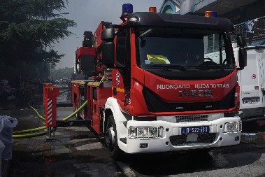 ZAPALIO SE AUTOBUS NA STANICI U LESKOVCU: Vatra zahvatila zadnji deo vozila, vatrogasci munjevito ugasili požar