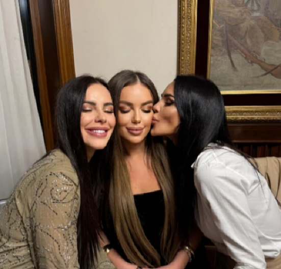 CECINA SNAJKA NE SKIDA OSMEH! Osvanula fotka sa slavlja, Bogdana pozirala sa sestrama u vili na Dedinju, mreže gore (FOTO)