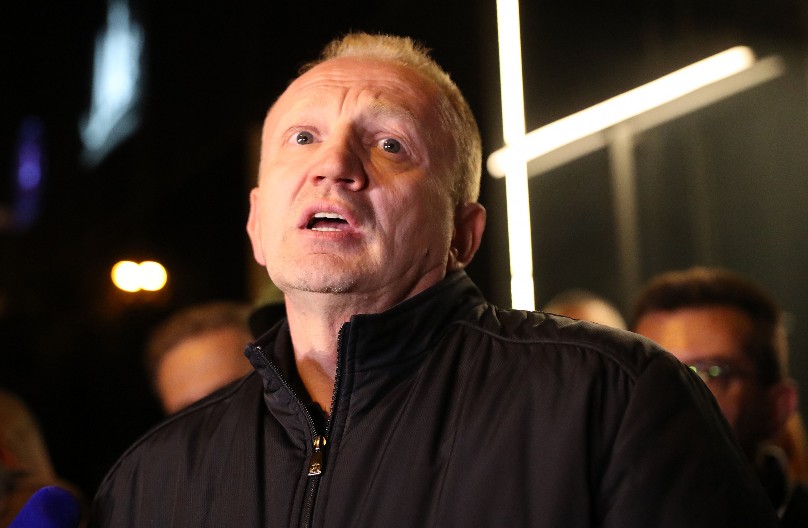 ĐILASU JEDINO OSTALI SRBOMSCI IZ HRVATSKE  DA BRANE I OPRAVDAVAJU JEZIVO NASILJE NAD OMLADINOM! Rone suze i tugaljivo ga nazivaju "liderom oporbe"