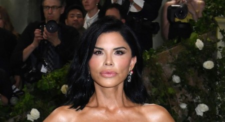 NA PRAGU SEDME DECENIJE IZGLEDA KAO DEVOJKA Loren Sančez proslavila 55. rođendan, golicala maštu u kožnoj haljini uz telo