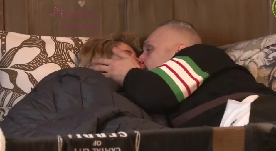 ON JE LJUBI, ONA PLAČE Farmeri se dohvatili pred punom sobom, a ovo je razlog suza