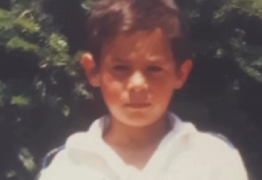 DEČAK SA FOTKE JE ODRASTAO NA KOSOVU! Danas je uspešan glumac koji živi u Beogradu, ali pati za zavičajem