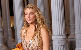 UŠAO JOJ JE U PRIKOLICU DOK NIJE BILA OBUČENA I ISPITIVAO O INTIMNIM STVARIMA Blejk Lajvli tuži kolegu, tvrdi da svesno želi da joj unušti život