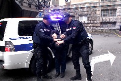 DVOJICA BUGARA PALICOM TUKLI OCA I SINA NA AUTO-PUTU Haos kod Velike Plane