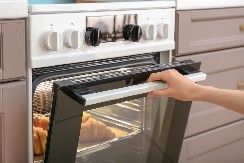 OVO JE GREŠKA KOJU SVI NESVESNO PRAVE Evo zašto ne treba da rernu držite otvorenu posle pečenja?