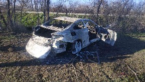 TRAGEDIJA IZBEGNUTA ZA DLAKU! Vozač sleteo u kanal pa se auto zapalio, vozilo uništeno do neprepoznatljivosti (FOTO)