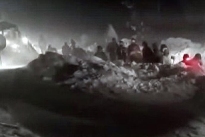 DRAMATIČNE SCENE U BIH! Pogledajte kako je izgledala akcija spasavanja kolone automobila zaglavljenih na putu između Drvara i Bosanskog Petrovca (FOTO/VIDEO)