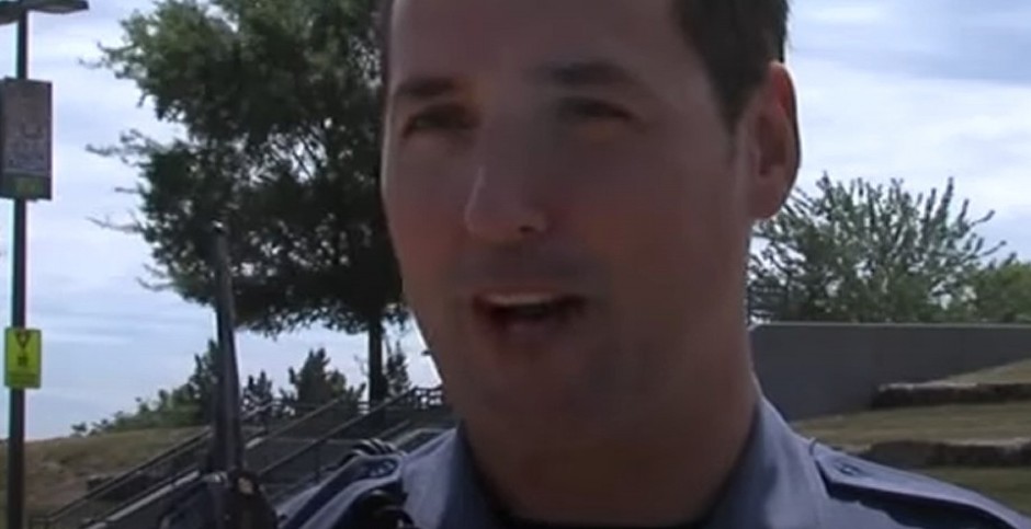 POLICAJAC PROVALIO U KUĆU DEVOJČICE KOJA NIJE OTVORILA VRATA On je bio njena poslednja nada, ono što je usledilo promenilo joj je život zauvek! (VIDEO)