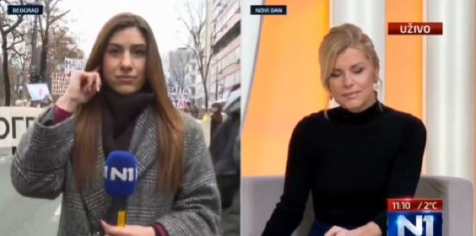 NAVODNO OPLAKUJU 15 OSOBA STRADALIH U NOVOM SADU: Reporterka antisrpskog medija N1 izveštava sa studentskih protesta i kaže da je atmosfera vedra i vesela (VIDEO)