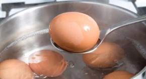 SKIDA SE KAO OD ŠALE, KADA DODATE OVAJ SASTOJAK U 3 poteza očistićete kuvano jaje, ljuska se odvaja sama