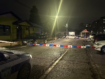 KRV POSVUDA NA TROTOARU! Audi izrešetan, napadač u bekstvu! (FOTO/VIDEO)