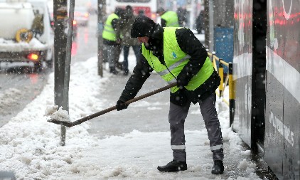 ZBOG POLEDICE POVREĐENO 11 OSOBA, PREMINUO PEŠAK OBOREN NA PEŠAČKOM, VMA prepun pacijenata
