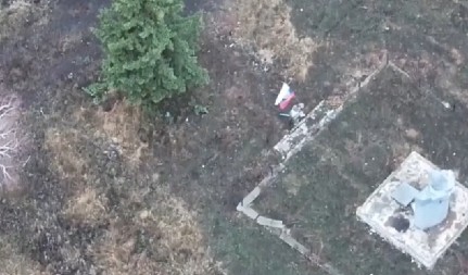 OSTALI SAMO KRATERI, RUŠEVINE I IZORANI PUTEVI Rusi digli trobojku u još jednom naselju, ali po koju cenu? (VIDEO)