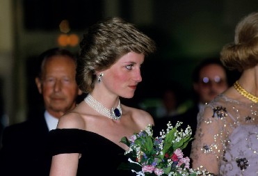 ČARLS POSETIO DAJANIN GROB, A PRIZORI SU RASPLAKALI SVET  Ovo mesto je imalo posebno značenje za njega