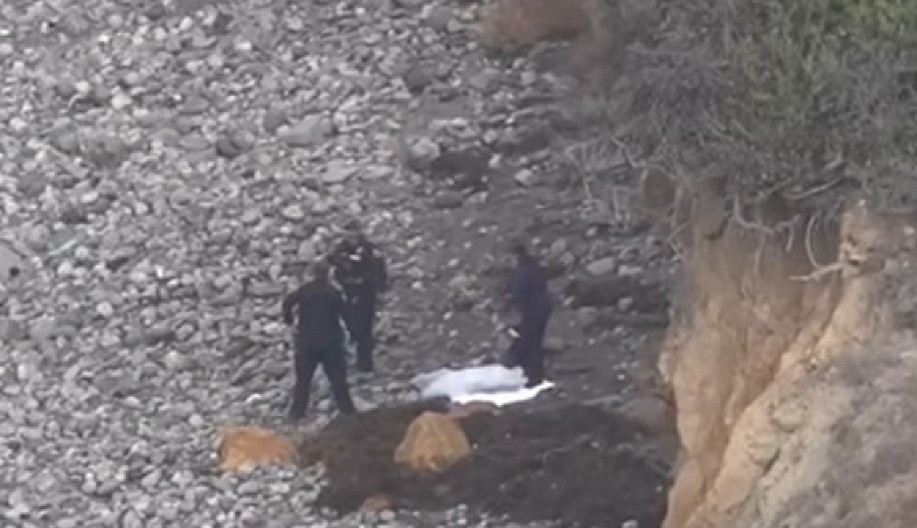 ŠETALI PLAŽOM, PA PRIMETILI DA NEŠTO VIRI IZ ZEMLJE Zastrašujuće otkriće, dronovi pretražuju teren! (VIDEO)