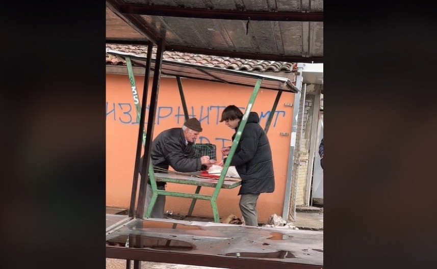 DEKA SE SMRZAVAO PRODAJUĆI SIR NA PIJACI, A ONDA MU JE PRIŠAO LUKA: "Deko, vreme je da idete kući" (VIDEO)