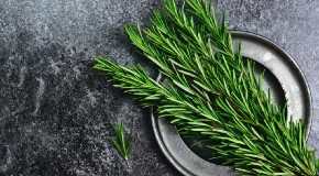 RECEPT ZA BRŽI RAST KOSE Tinkturu I ulje od ruzmarina možeze sami kod kuće da napravite, a evo i kako!