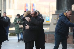 DIRLJIVA SCENA ISPRED PALATE PRAVDE: Roditelji ubijene dece u Duboni došli da podrže roditelje iz Ribnikara!