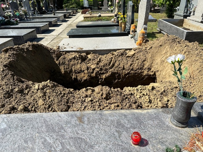 MAJKO MILA, JEL OVAJ NORMALAN? Krenuo ka majčinom grobu sa lopatom u ruci, ljudi se KRSTILI kad su videli šta radi!