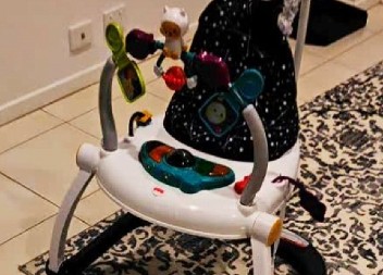 RODITELJI DOŽIVELI NOĆNU MORU ZA BOŽIĆ Pomerili bebinu stolicu, zbog onoga što su ugledali, umalo se onesvestili od šoka! (VIDEO)