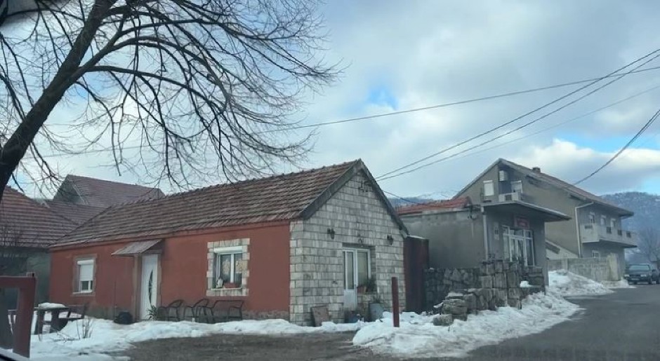 NA KUĆI NOVOGODIŠNJI UKRASI, A DECU IM POBIO UBICA SA CETINJA! Dom likvidiranih anđela ostao pust - cela ulica U SUZAMA!