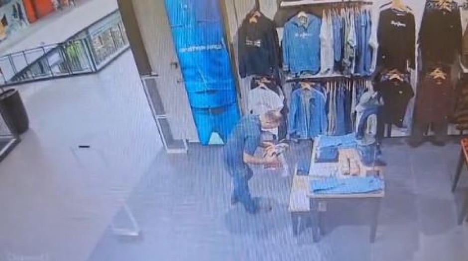 POKUŠAJ KRAĐE ZBOG KOG JE RADNICA BUTIKA ZANEMELA! Snimak zapalio društvene mreže! (VIDEO)