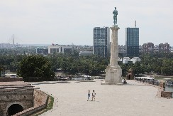 SRPSKA OMLADINA NE ZNA GDE SE NALAZI SPOMENIK "POBEDNIK"?! Na 500 metara od njih, a oni ga preselili u drugu državu! (VIDEO)