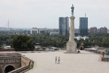 SRPSKA OMLADINA NE ZNA GDE SE NALAZI SPOMENIK "POBEDNIK"?! Na 500 metara od njih, a oni ga preselili u drugu državu! (VIDEO)