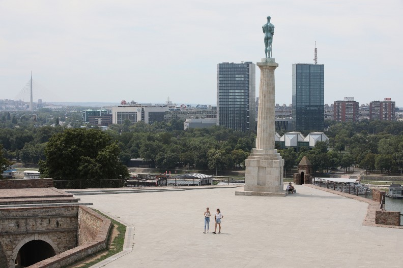 SRPSKA OMLADINA NE ZNA GDE SE NALAZI SPOMENIK "POBEDNIK"?! Na 500 metara od njih, a oni ga preselili u drugu državu! (VIDEO)