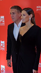 JOVANA JOKSIMOVIĆ BEZ TRUNKE ŠMINKE Voditeljka se potpuno opustila u ženskom društvu, oko nje sve poznate dame (VIDEO)