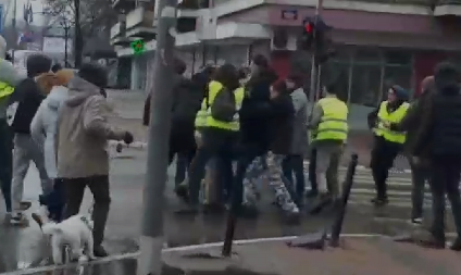 JEZIV SNIMAK IZ NOVOG SADA Muškarcu razbijena glava na protestu, dete kuka "Tata, tata..." (VIDEO)