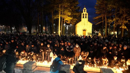 JECAJI LJUDI I KIŠA SLIVALI SU SE U JEDNU REKU Plač je odzvanjao dok je nebo plakalo nad Cetinjem dok su se opraštali od ubijenih dečaka i njihovog strica