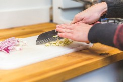 AKO NA PLASTIČNOJ DASCI VIDITE OVO, ODMAH JE BACITE  Jako je opasno seći hranu na njoj ako izgleda ovako